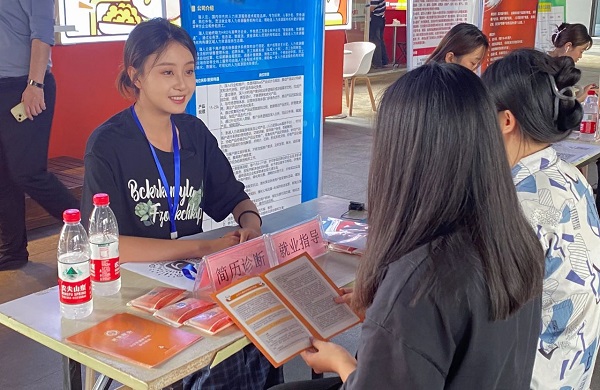 搭建就業(yè)服務(wù)平臺，瑞方人力將招聘會開進街道園區(qū) 第2張