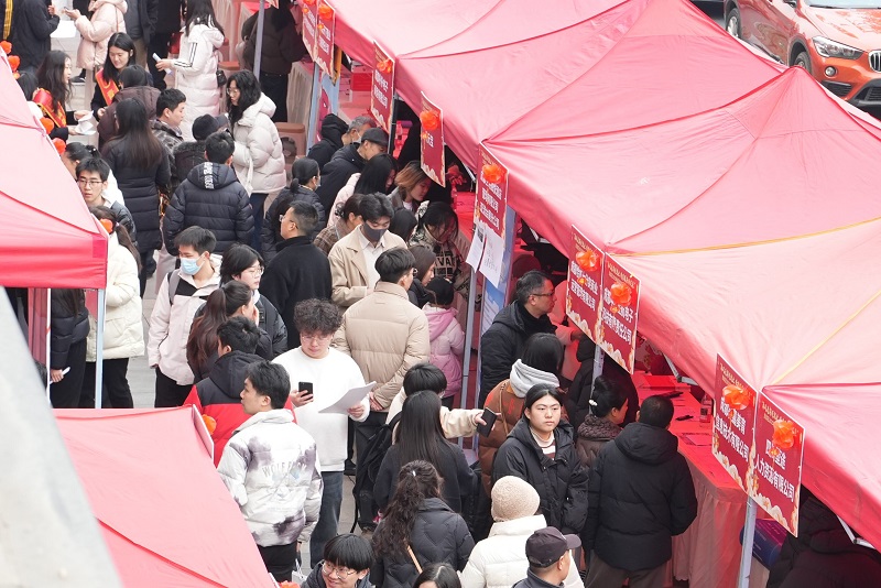 “百米小巷”人潮涌動！瑞方人力助力2025年武侯區(qū)春風(fēng)行動專場招聘會“開門紅” 第7張