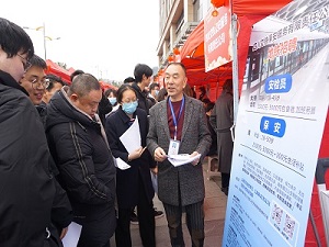 “百米小巷”人潮涌動！瑞方人力助力2025年武侯區(qū)春風(fēng)行動專場招聘會“開門紅” 第4張