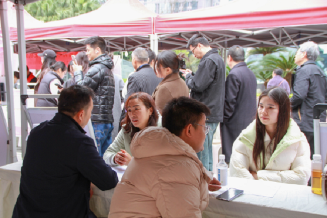 瑞方人力賦能火車南站街道錦官新城社區(qū)，讓“家門口”就業(yè)服務(wù)小站更暖心 第2張